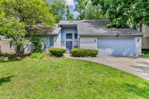 3195 Green Oaks Dr, West Bloomfield, MI, 48324-3208 | Card Image