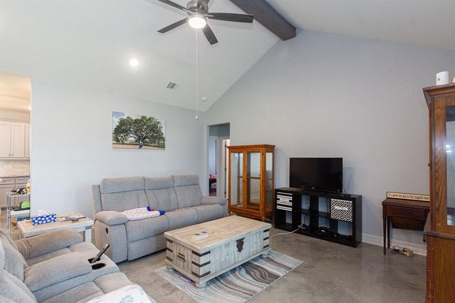 202 Horse Shoe Trl, House other with 3 bedrooms, 2 bathrooms and 2 parking in Angleton TX | Image 7