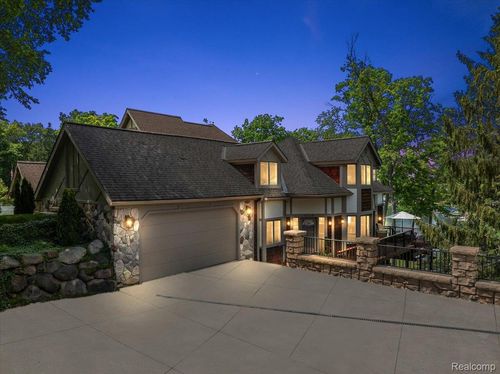 1739 Ridge Rd, White Lake, MI, 48383-1787 | Card Image