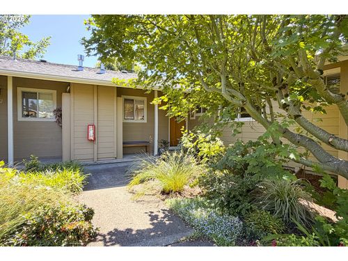104 Se 73rd Ave, Portland, OR, 97215 | Card Image