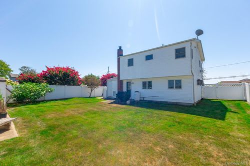 37 Price St, Patchogue, NY, 11772-3413 | Card Image