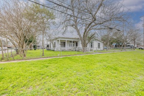 1003 Water Street, Gonzales, TX, 78629 | Card Image