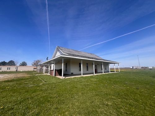 100 S 4th St, Wapella, IL, 61777-9626 | Card Image