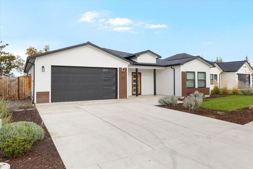 429 Arrowhead Trl, Eagle Point, OR, 97524 | Card Image