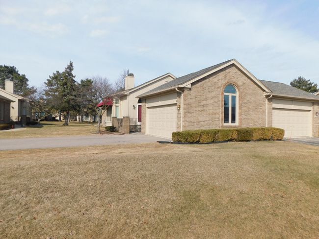 16567 Sarjay Dr, Condo with 2 bedrooms, 3 bathrooms and null parking in Clinton Twp MI | Image 4