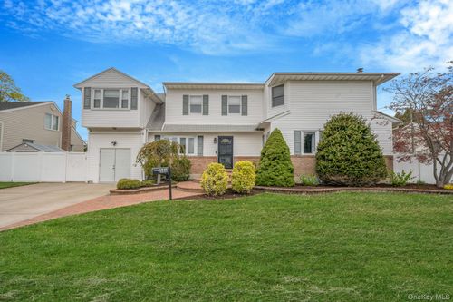 580 Center Briarwood Avenue, Islip, NY, 11795 | Card Image