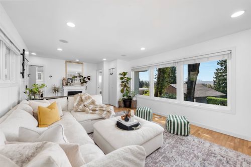 1706 Glendale Ave, Coquitlam, BC, V3K1X4 | Card Image