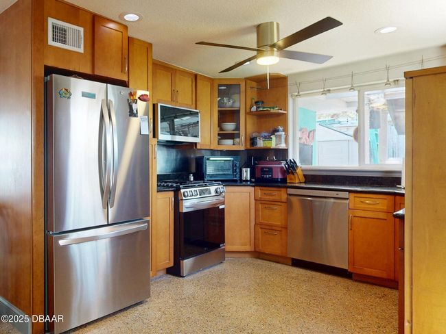 650 S Pine St, House other with 3 bedrooms, 2 bathrooms and null parking in NEW SMYRNA BEACH FL | Image 15