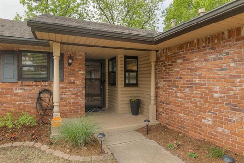 5624 Nw 61st St, Warr Acres, OK, 73122-7340 | Card Image