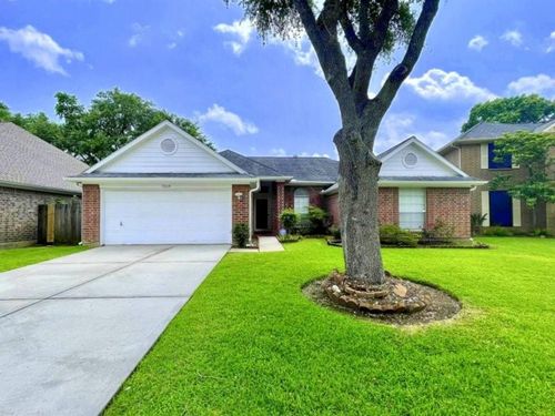 15514 Heritage Country Ct, Friendswood, TX, 77546-2840 | Card Image