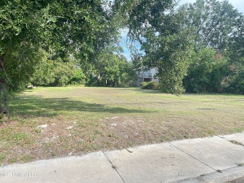 348 Oak St, Biloxi, MS, 39530-2628 | Card Image