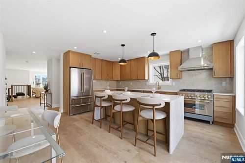 140B Weigands Ln, Secaucus, NJ, 07094-2177 | Card Image