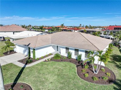 390 Capri Isles Court, House other with 3 bedrooms, 2 bathrooms and null parking in Punta Gorda FL | Image 2