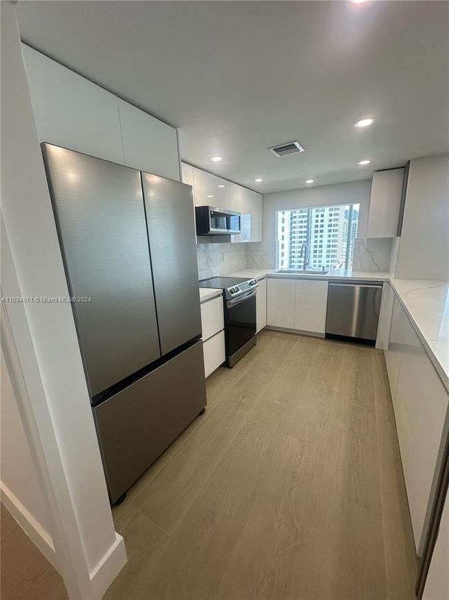 APT-1204 - 2655 Collins Ave, Condo with 2 bedrooms, 2 bathrooms and null parking in Miami Beach FL | Image 6