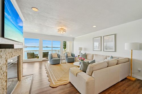 2 Mariner Village Dr, Seabrook, TX, 77586-5448 | Card Image