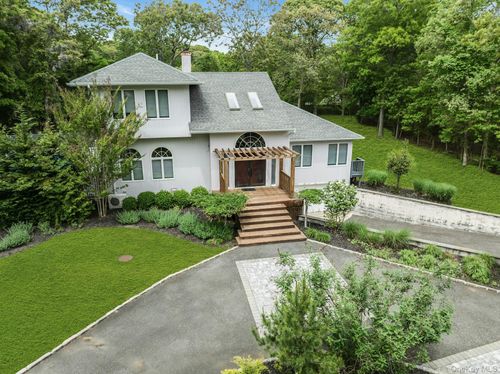35 Bay Ave W, Hampton Bays, NY, 11946-2516 | Card Image
