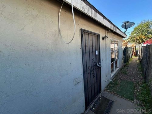 1130 E Grand Ave, Escondido, CA, 92025-3220 | Card Image