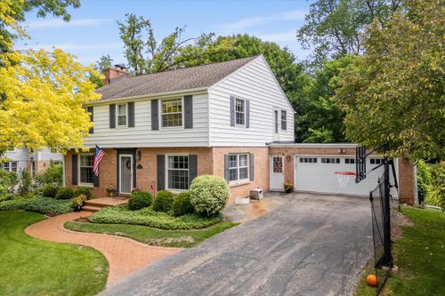 810 Kurtis Dr, Elm Grove, WI, 53122-2115 | Card Image