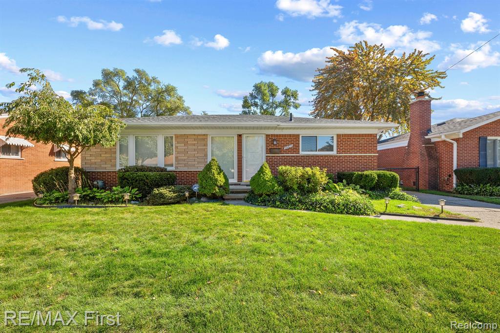 Suburban Dr, Warren, MI 48088