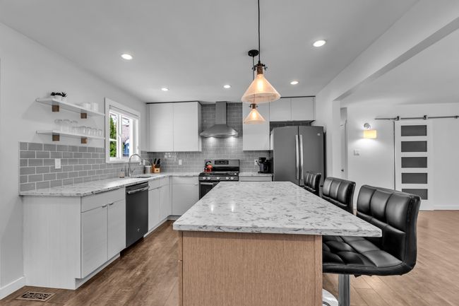 12033 261 St, House other with 4 bedrooms, 3 bathrooms and 8 parking in Maple Ridge BC | Image 11