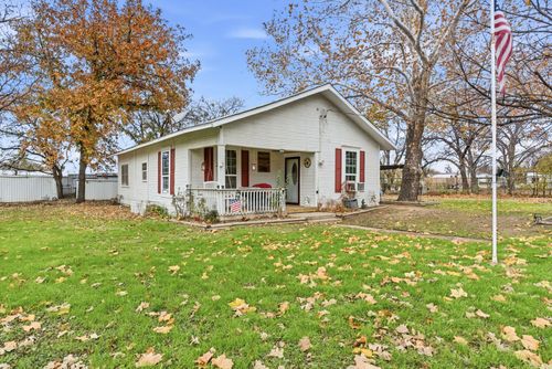 902 N Travis St, De Leon, TX, 76444-1130 | Card Image