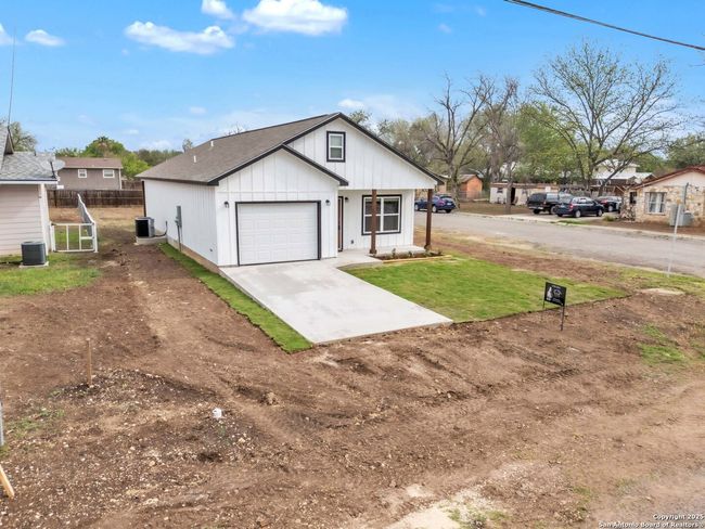 1702 17 Th St, House other with 3 bedrooms, 2 bathrooms and null parking in Hondo TX | Image 4
