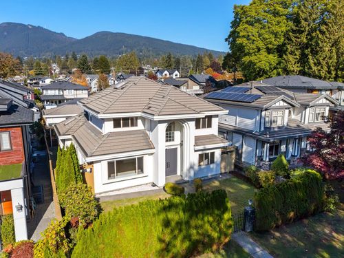336 W 19th St, North Vancouver, BC, V7M1X8 | Card Image