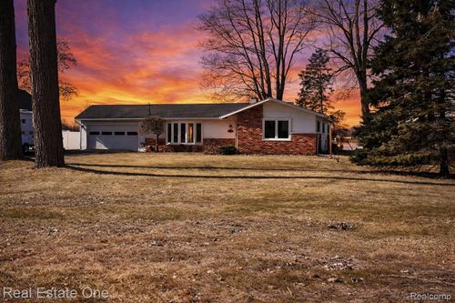 11422 Skyline Dr, Fenton, MI, 48430-8823 | Card Image