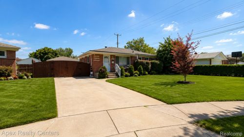 634 Michelle Ct, Garden City, MI, 48135-2644 | Card Image