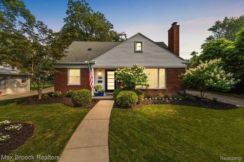 17850 Beverly Rd, Beverly Hills, MI, 48025-5542 | Card Image