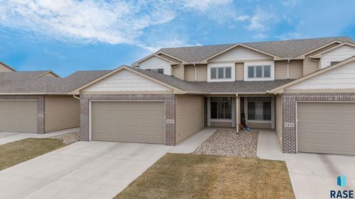 2405 S Kinderhook Ave, Sioux Falls, SD, 57106-4439 | Card Image