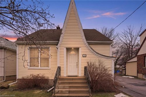 210 Vine St, Saint Catharines, ON, L2M4S8 | Card Image