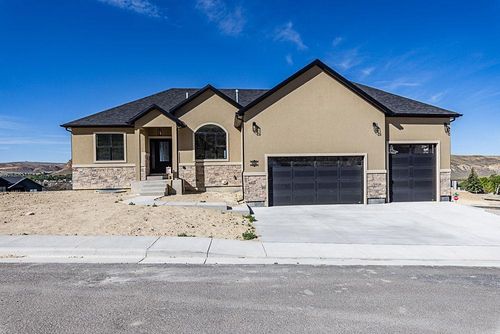 600 Memory Ln, Green River, WY, 82935-4214 | Card Image