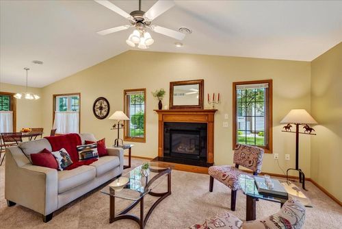 640 Springbrook Circle, Deforest, WI, 53532 | Card Image