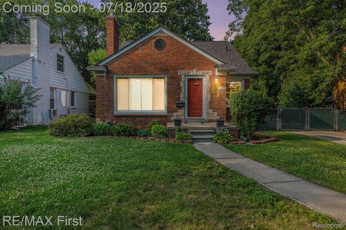1070 Hampton Rd, Grosse Pointe Woods, MI, 48236-1342 | Card Image