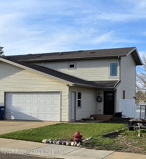 631 11th St E, Dickinson, ND, 58601-4111 | Card Image