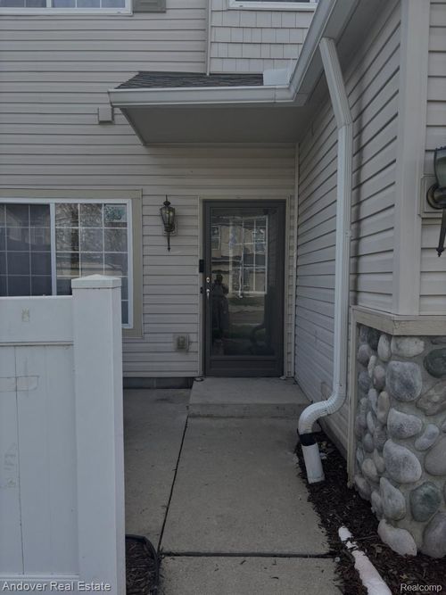 26654 Kirkway Cir, Woodhaven, MI, 48183-1967 | Card Image