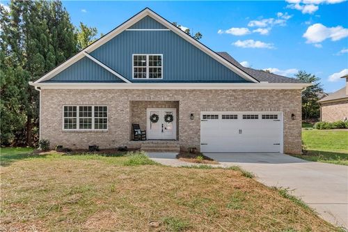 4642 Pebble Lake Dr, Pfafftown, NC, 27040-9276 | Card Image