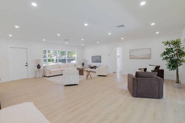 739 Se 11 Th Ave, House other with 3 bedrooms, 2 bathrooms and null parking in Deerfield Beach FL | Image 5