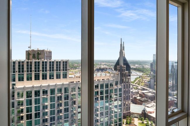 The magic of the Nashville skyline comes to life with the L&C tower, the Batman building, and the Cumberland River all visible from the living room and one bedroom. And don't miss the Fourth of July fireworks extravaganza from this perfect perch. | Image 24