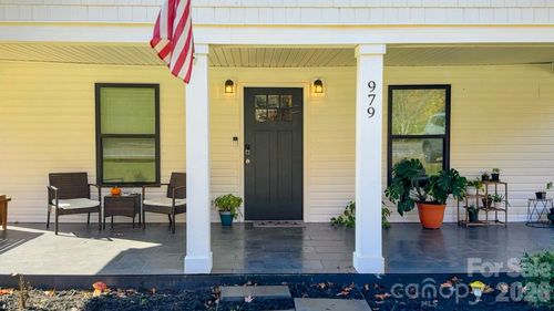 979 Howard Gap Rd, Tryon, NC, 28782-8672 | Card Image