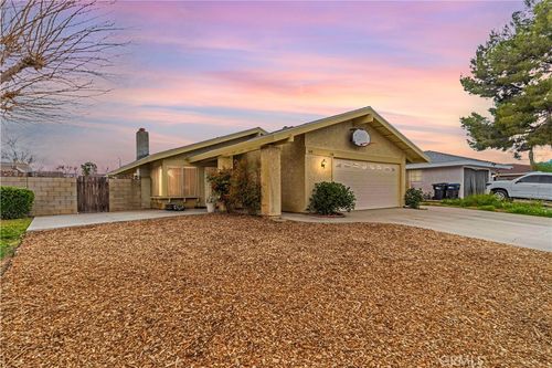 828 Landsford St, Lancaster, CA, 93535-2725 | Card Image