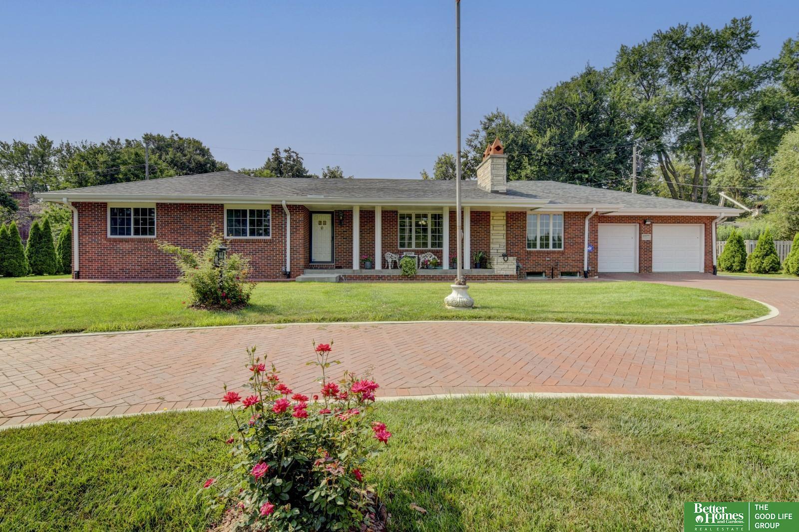 Chicago St, Omaha, NE 68114