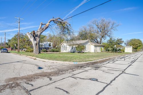 7900 Raymond Ave, White Settlement, TX, 76108-1915 | Card Image