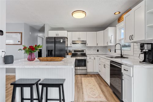 1719 Southview Dr Nw, Cedar Rapids, IA, 52405-1329 | Card Image