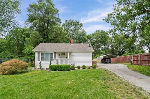 9022 Grand Ave, Kansas City, MO, 64114-3707 | Card Image