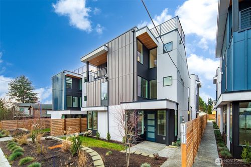 8831 Wallingford Ave N, Seattle, WA, 98103-4105 | Card Image