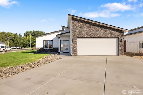533 S Dorsing St, Moses Lake, WA, 98837-4064 | Card Image