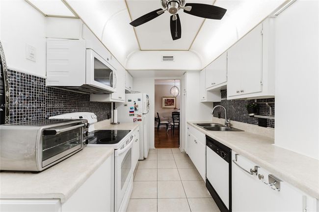 APT-505 - 4330 Hillcrest Dr, Condo with 1 bedrooms, 2 bathrooms and null parking in Hollywood FL | Image 8