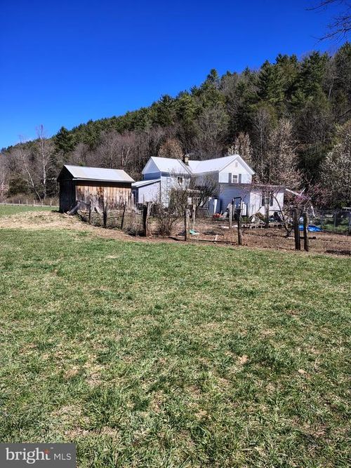 8124 Thorn Creek Rd, SUGAR GROVE, WV, 26815-7520 | Card Image